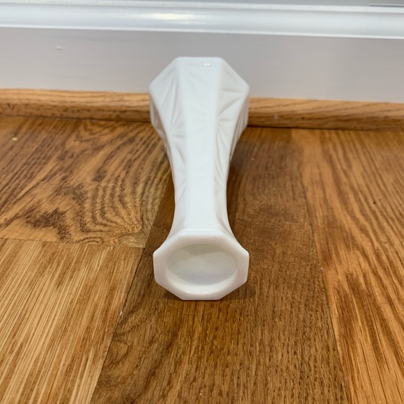 SALE!🚨 Small Single Flower White Vase - Picture 4 of 4